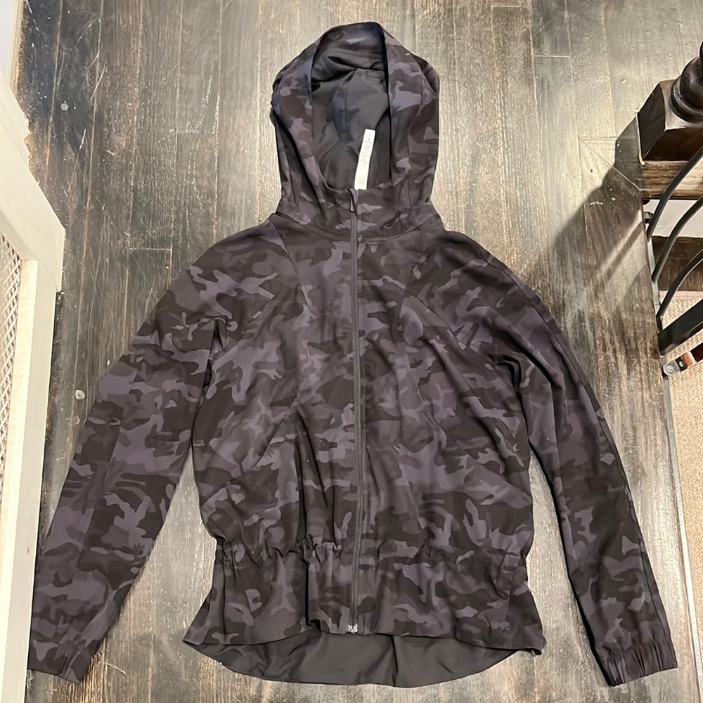 Lululemon athletica women’s windbreaker zip up camouflage gray black size 4